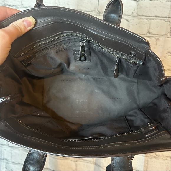 Coach Swagger - Picture 15 of 15